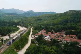 每年吸引几十万名“驴友”，这趟列车彻底火了图片