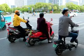 电动车载人受限，戴头盔有要求，车主要注意了图片