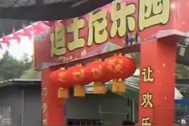 戴耳机听歌千万不要对口型，哈哈哈哈哈不然你离歌神只差一个话筒图片