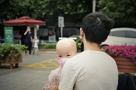 四岁女儿命在旦夕，救命钱却无踪影，我只能期盼奇迹出现图片