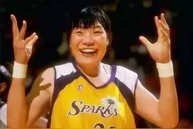 她是中国女篮第一人，身高2.04米，曾经给奥尼尔当过老师训练罚球图片