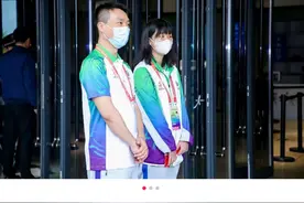 央视一哥康辉做志愿者，恭敬站门口迎宾好亲切，50岁状态仍似小伙图片