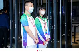 央视一哥康辉做志愿者，恭敬站门口迎宾好亲切，50岁状态仍似小伙图片