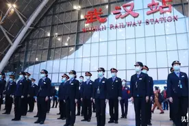 武汉解封后首趟出省动车抵达南宁，广西最后6名援湖北医疗队员返邕图片
