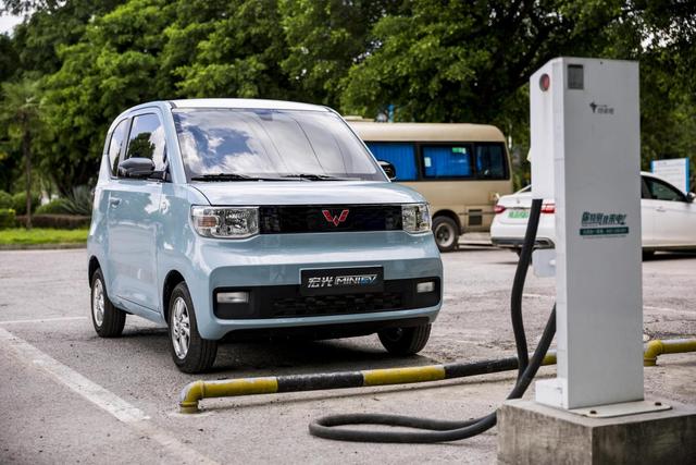 宏光MINI与"老头乐"对撞，宏光MINI赢了，安全性备受争议