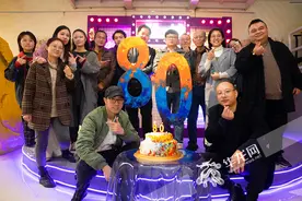 涂鸦、“川美色系”蛋糕、来自英国的香槟 这是他们给母校的生日礼物图片