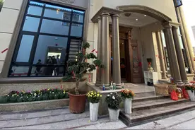 潮汕农村的欧式三层别墅，占地130平，网友：装修像老年迪斯科图片
