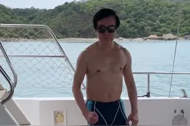 75岁黄百鸣近照精神好，光膀子身材壮硕似小伙，开游艇出海好惬意图片