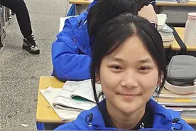武冈二中初中一女生，在雨夜里焦急地等待图片