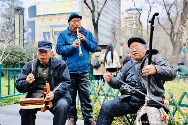 高手在民间，演出自娱自乐，洛阳周王城广场民间曲艺乐园