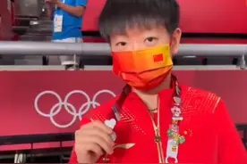 四大女乒队员畅谈收集徽章，及喜欢的明星，莎莎竟没被刘国梁捏脸图片
