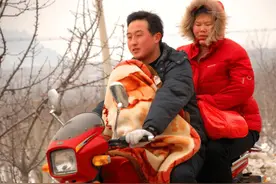 嫁出去的女儿，不能在娘家过年、回娘家夫妻不能睡一起，要信吗？图片