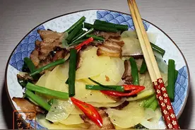 意外惊喜，陈年腊肉炒土豆片，吃得到岁月走过的痕迹图片