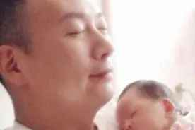 央视主持人坚持"丁克"10年，老婆意外怀孕后，如今却沦为"女儿奴"图片