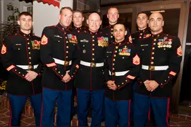 兵头将尾：美军参谋士官，指挥一个排打仗，见到少尉要不要敬礼？图片