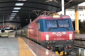 早安武汉｜刚刚，武汉进京旅客列车出发了图片