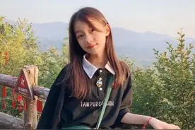 赵薇“女儿”晒旅行美照，回眸一笑生百媚，亭亭玉立美出了天际图片