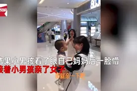 有一种尴尬叫认错妈，孩子抱着陌生阿姨叫妈，亲妈当场“石化”图片