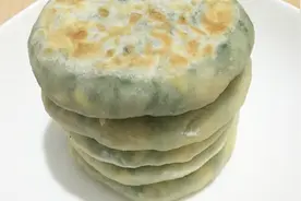荠菜别再包水饺了，教你一个新鲜吃法，比韭菜盒子还好吃视频封面