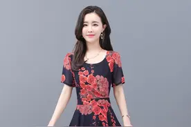 「飘逸玫瑰」复古印花连衣裙，大裙摆+不对称点缀，彰显温婉气质图片