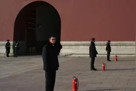 天安门广场上便衣军人执勤时，背上背的又长又黑的东西是什么武器图片