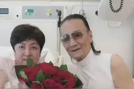 84岁谢贤探望原配妻子甄珍，手拿玫瑰花，他的大度值得人深思图片