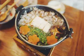 吃饱饭站着好，还是坐着好？营养师：当心肠胃蠕动慢，诱发便秘图片