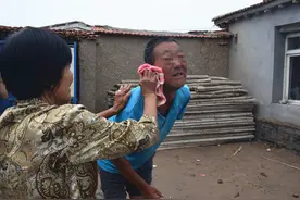 黄骅“好嫂子”45年悉心照顾“傻弟弟”：“只要我还在，就会尽力照顾好他”图片