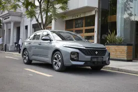 新宝骏RC-5，可家用可运动，轴距2米7才5万多，适合工薪族图片