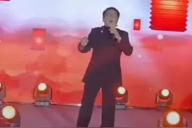 66岁成龙罕现身商演，舞台简陋独唱好凄凉，演出费却按秒算？图片