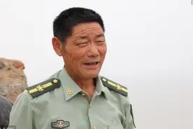 坚守孤岛32年，一把剪刀为儿子接生，他说：国旗插在这里就是中国图片