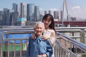 孙女偷偷回家 86岁奶奶开心到跺脚图片