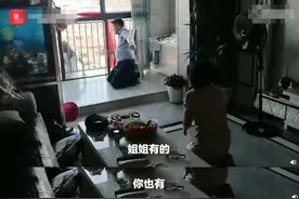 10岁女孩因与姐姐争宠跳楼，妈妈哭着跪下也劝不回来，网友：欠打图片