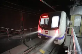 “星空蓝”版地铁来了 西安地铁6号线一期工程首批电客车动车调试图片