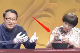 小伙带着祖传“官帽”鉴宝，专家用光一照，忙问：您祖上是谁？图片