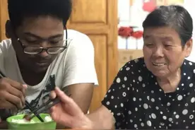 黑人弃婴被中国人收养，长大后，跑得飞快，一顿饭吃三大碗图片