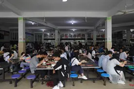 落实落细防控举措，高三学生错峰用餐不扎堆图片