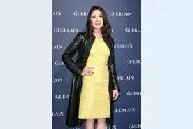 无法忽视杨紫琼的痛，拇指外翻还踩12cm高跟鞋，脚丫两边都挤变形图片