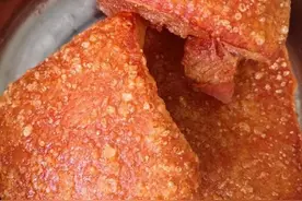 炸扣肉，牢记“煮扎涂炸”四步曲，扣肉起泡，色泽金黄，焦香酥脆图片