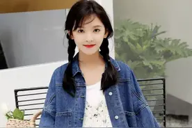 绑着双尾辫的章若楠，清纯可人气质甜美图片