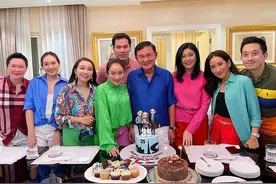 英拉一家10口为侄女庆生，哥哥祖孙三代齐亮相，一家人穿成暴发户图片