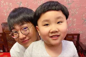 郭德纲晒两儿子合照，郭麒麟张云雷同框更像亲兄弟，安迪肚腩抢镜图片