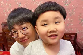 郭德纲晒两儿子合照，郭麒麟张云雷同框更像亲兄弟，安迪肚腩抢镜图片