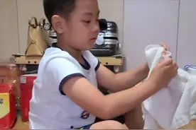 刘和刚育儿有方！儿子给奶奶洗脚好懂事，儿女还曾在大街捡垃圾图片