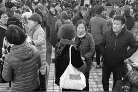 石家庄人民广场的相亲角，这里有现实版的“爱情买卖”图片