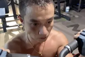 文章终于振作起来了！戴大金链子疯狂健身，连穿衣都年轻了好几岁图片
