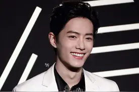 #肖战#19年星光大赏的名场面你还记得吗？把白西装穿的这么好看图片