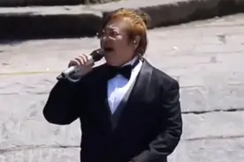 韩红近照！低调现身高校受领导接待，身材暴瘦被网友调侃像刘欢图片