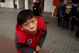 这哪是美猴王是妖精吧，小男孩模仿孙悟空，与同学玩闹太搞笑视频封面