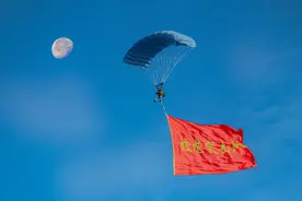 超震撼！海军陆战队蛟龙突击队多伞型海上跳伞图片